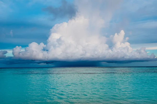 Hint Okyanusu'nun kumlu plaj fırtına öncesi sessizlik bulutlu peyzaj