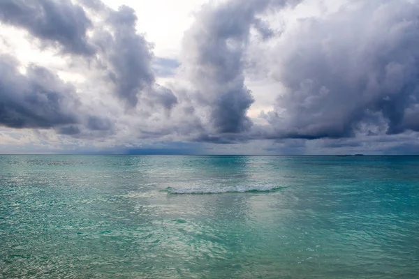 Hint Okyanusu'nun kumlu plaj fırtına öncesi sessizlik bulutlu peyzaj