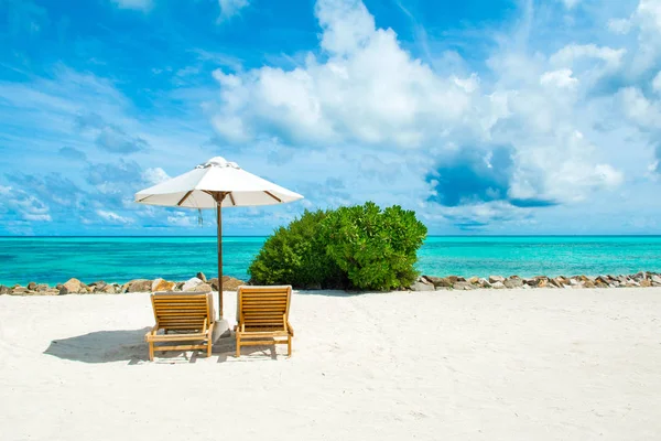 Şezlong ve şemsiyeler Hint Okyanusu, Maldivler Island ile güzel kumlu plaj