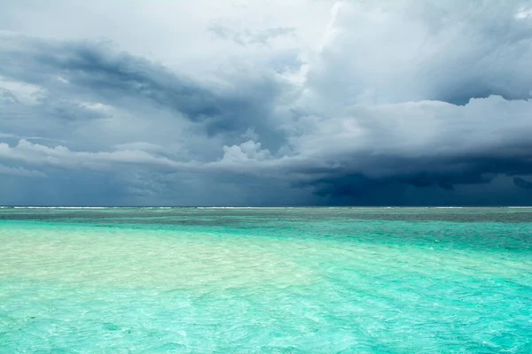 Hint Okyanusu'nun kumlu plaj fırtına öncesi sessizlik bulutlu peyzaj