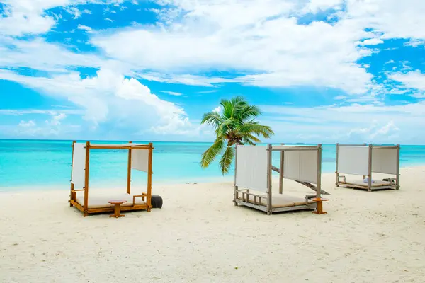 Chill lounge bölge kumlu plajda, Maldivler Adası 