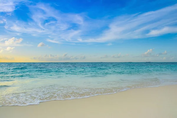 Paisaje Hermosa Puesta Sol Maldivas Isla Playa Arena Con Cielo — Foto de Stock