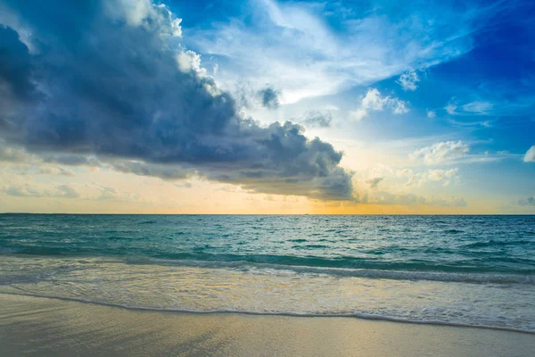 Maldivler Island kumlu plaj renkli gökyüzü ve dalgalı deniz üzerinde dramatik bulutlar güzel günbatımı manzara