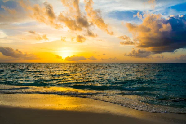 Maldivler Island kumlu plaj renkli gökyüzü ve dalgalı deniz üzerinde dramatik bulutlar güzel günbatımı manzara