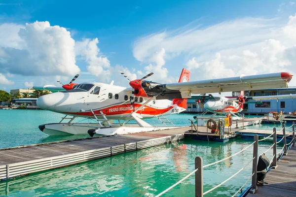 Male, Maldivler - 04 Temmuz 2017: deniz uçağı yakınındaki havaalanında erkek, Maldivler, 04 Temmuz 2017 ahşap iskele