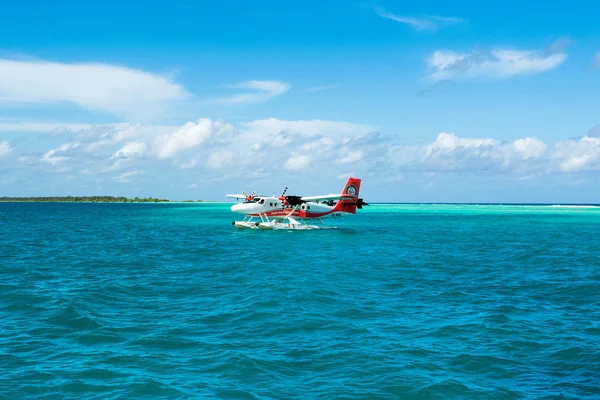 Male, Maldivler - 04 Temmuz 2017: Dhidhoofinolhu Island, Güney Atoll, Maldives, 04 Temmuz 2017 yakınındaki deniz uçağı