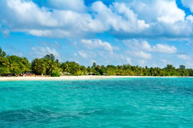 Hint Okyanusu, Maldivler kumlu plaj güzel bulutlu panoramik manzara