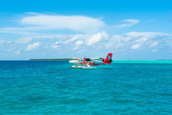 Güney atol, Dhidhoofinolhu, Maldivler - 04 Temmuz 2017: tropik adaları, Maldivler, yakınındaki Hint Okyanusu'nun berrak turkuaz su içinde 04 Temmuz 2017 deniz uçağı