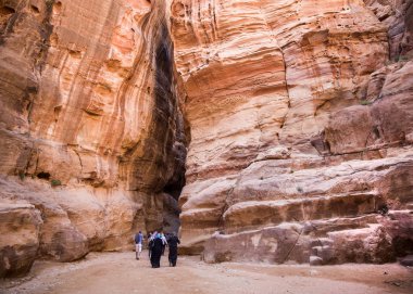 Petra, Ürdün - 9 Mart, 2017: Petra, Jordan Siq kanyonda yürüyüş turist