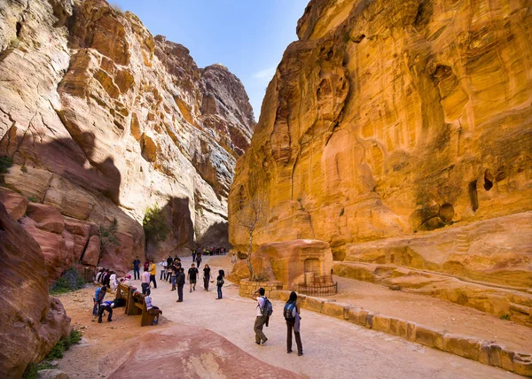 Petra Jordania Marzo 2017 Turistas Caminando Por Cañón Siq Petra — Foto de Stock