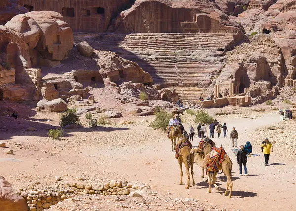 Petra Jordania Marzo 2017 Turistas Caminando Cerca Las Ruinas Del — Foto de Stock