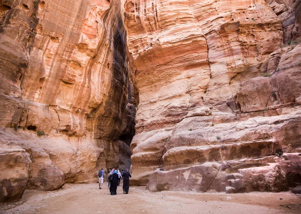 Petra Jordania Marzo 2017 Turistas Caminando Por Cañón Siq Petra — Foto de Stock