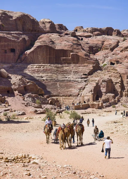 Petra Jordania Marzo 2017 Turistas Caminando Cerca Las Ruinas Del — Foto de Stock