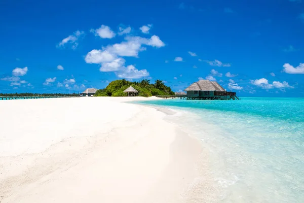 Hermosa playa de arena y sobre el agua bungalo tropical — Foto de Stock