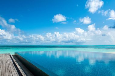 Sunbe ile Hint Okyanusu kıyısında büyük sonsuzluk havuzu