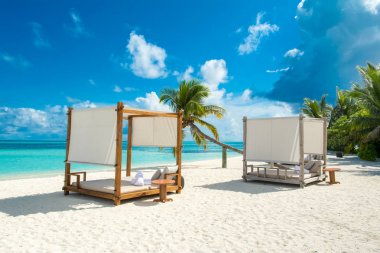 Chill lounge bölge kumlu plajda, Maldivler Adası 