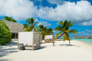 Chill lounge bölge kumlu plajda, Maldivler Adası 