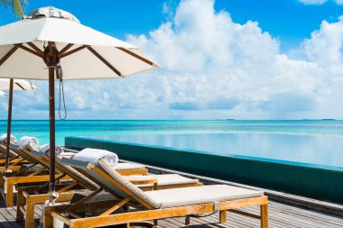 Sunbe ile Hint Okyanusu kıyısında büyük sonsuzluk havuzu