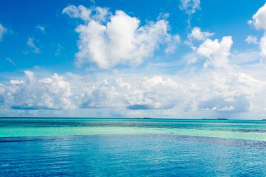 Sunbe ile Hint Okyanusu kıyısında büyük sonsuzluk havuzu