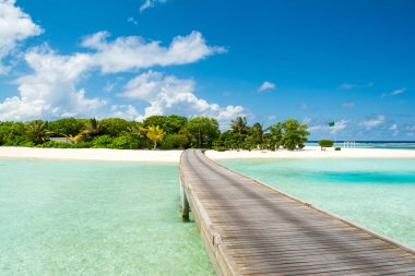 Bwooden Köprü'den, avuç içi gölgesi altında güzel kumlu plaj