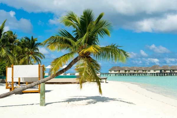 Zona chill lounge en la playa de arena, Maldivas isla — Foto de Stock