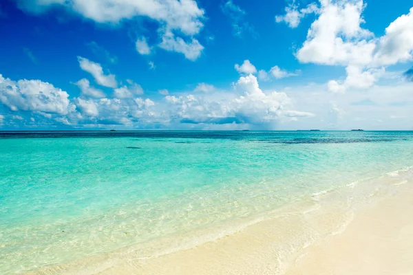 Prachtige landschap van heldere turkooizen Indische Oceaan, Maldiven is — Stockfoto