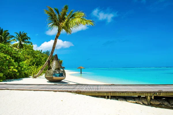 Chill lounge zone op het zandstrand, Maldiven island — Stockfoto
