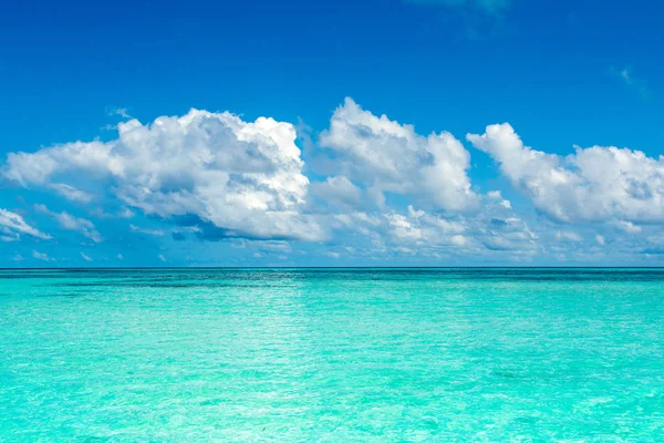 Prachtige landschap van heldere turkooizen Indische Oceaan, Maldiven is — Stockfoto