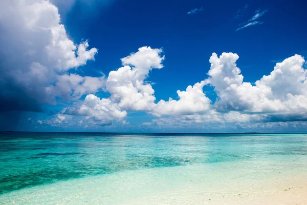 Krásná krajina průzračné tyrkysové Indický oceán, Maledivy je — Stock fotografie
