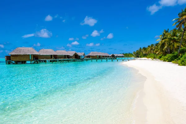 Hermosa playa de arena y sobre el agua bungalo tropical — Foto de Stock