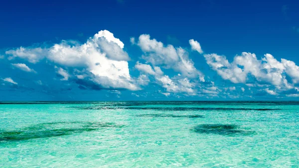 Beautiful landscape of clear turquoise Indian ocean, Maldives is — Stock Photo, Image