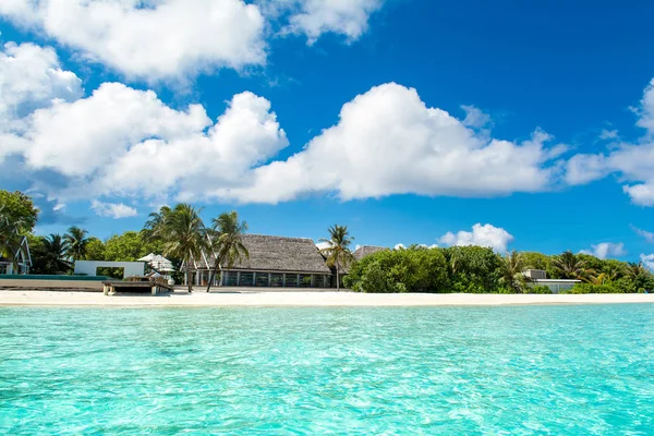 Hermosa playa de arena con tumbonas y piscina en el océano Índico, Mal — Foto de Stock