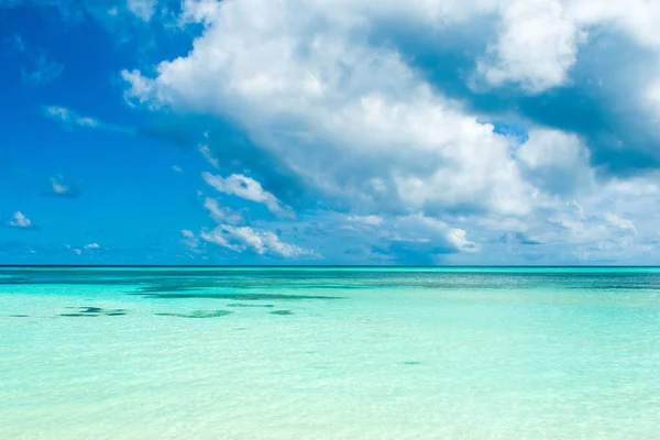 Beautiful landscape of clear turquoise Indian ocean, Maldives is — Stock Photo, Image