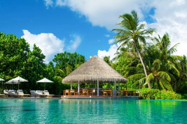 Sunbe ile Hint Okyanusu kıyısında büyük sonsuzluk havuzu