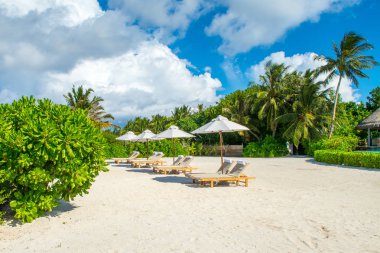Güzel kumlu plaj şezlong ve şemsiyeler Hint Okyanusu ile