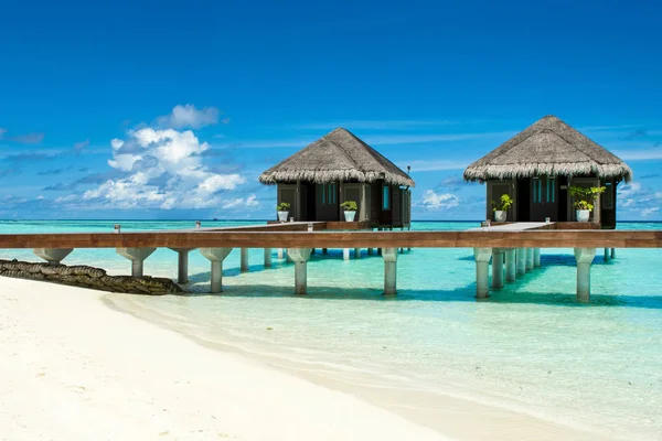 Villas de madera sobre el agua del Océano Índico, Maldivas — Foto de Stock