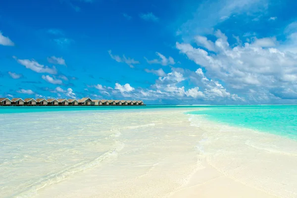 Villas en bois sur l'eau de l'océan Indien, Maldives — Photo