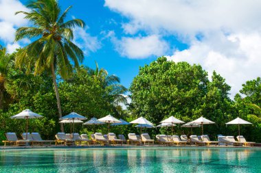 Sunbe ile Hint Okyanusu kıyısında büyük sonsuzluk havuzu