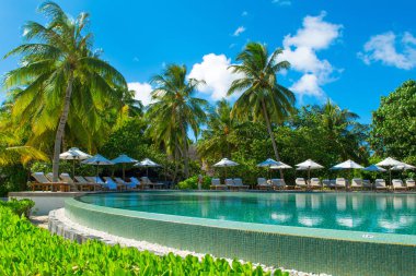 Sunbe ile Hint Okyanusu kıyısında büyük sonsuzluk havuzu