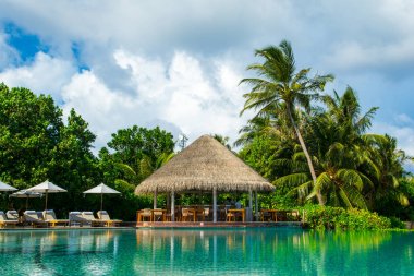 Sunbe ile Hint Okyanusu kıyısında büyük sonsuzluk havuzu