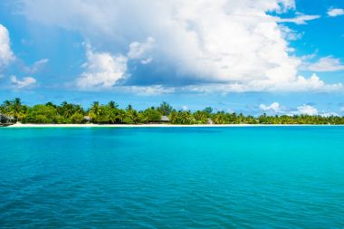 Güzel kumlu plaj şezlong ve şemsiyeler Hint Okyanusu ile