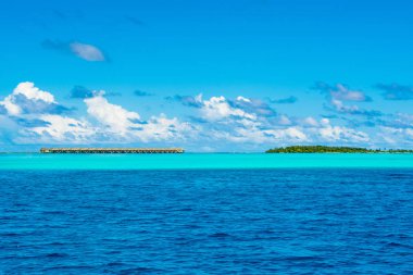 Güzel manzara açık turkuaz Hint Okyanusu, Maldivler