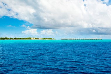 Güzel tropikal peyzaj. İnç su üzerinde ahşap Villa