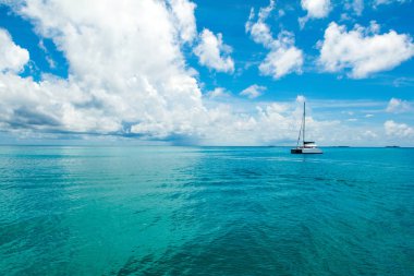 Güzel manzara ile lüks açık turq katamaran Yelken