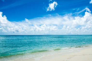 Güzel manzara açık turkuaz Hint Okyanusu, Maldivler