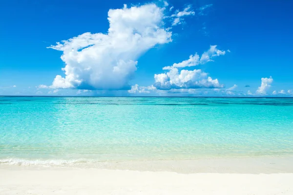 Hermoso paisaje de claro océano Índico turquesa, Maldivas es — Foto de Stock