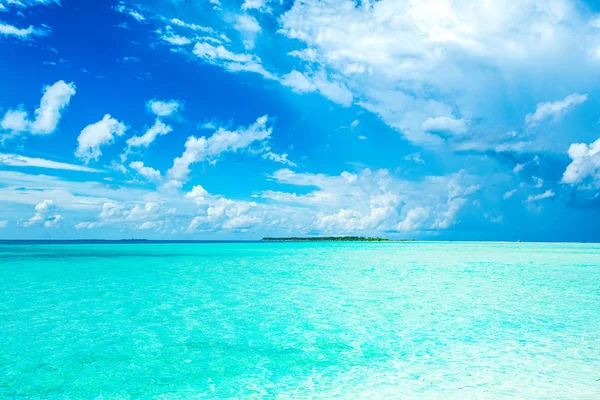 Bela paisagem de azul turquesa claro Oceano Índico, Maldivas é — Fotografia de Stock