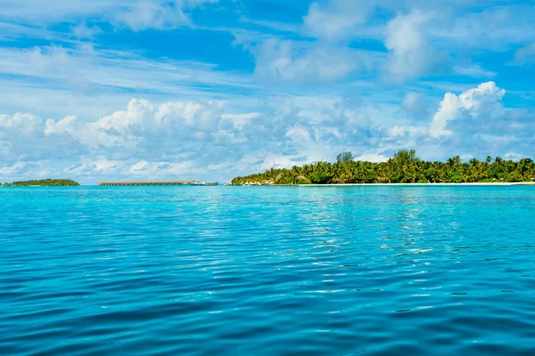 Jest piękny krajobraz jasny turkus Oceanu Indyjskiego, Malediwy — Zdjęcie stockowe