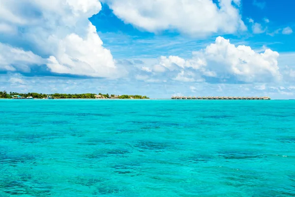 Ландшафт прозрачного бирюзового Индийского океана, Мальдив — стоковое фото