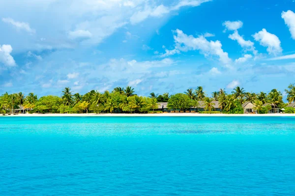 Hermosa playa de arena con tumbonas y sombrillas en el océano Índico — Foto de Stock